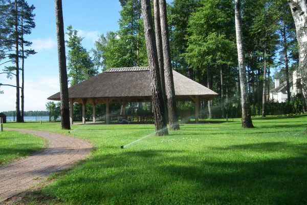 Vasaras māja pie ezera